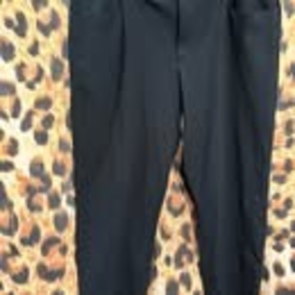 Black Men’s VRST athletic pants straight leg. Super nice looking. Super nice loo
